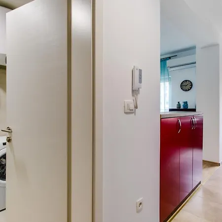 Lora 13.jula, 15 Apartment Budva
