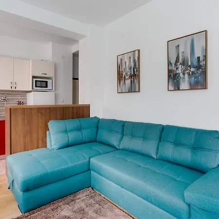 Lora 13.jula, 15 Apartment *