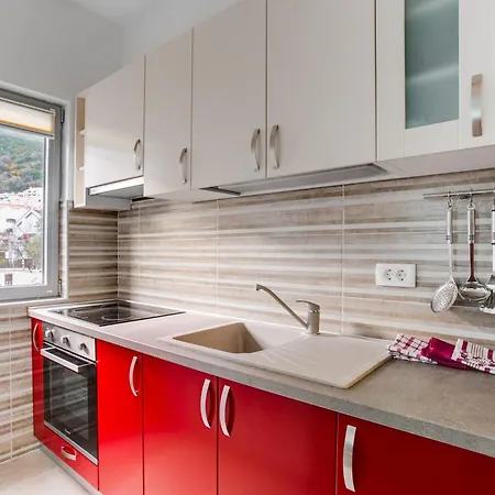 Lora 13.jula, 15 Apartment Budva