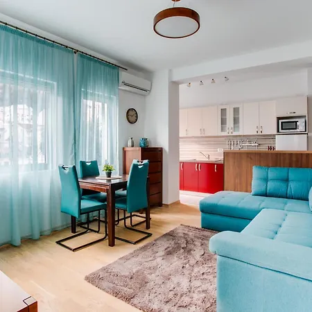 Lora 13.jula, 15 Apartment Budva